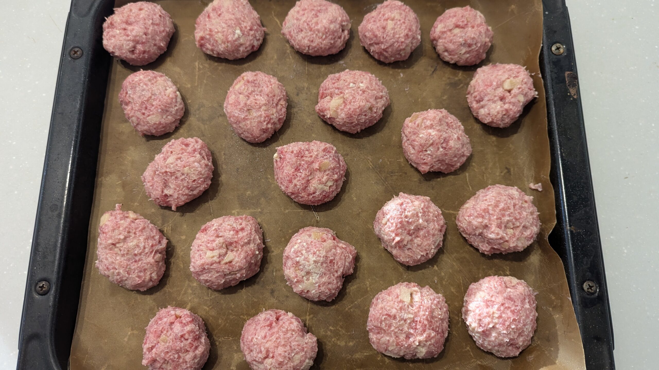天板に並べた肉だんご